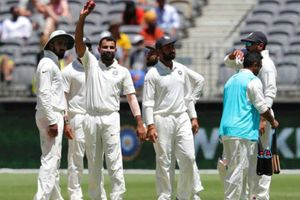 షమీ విజృంభణ, 6 పరుగుల వ్యవధిలో 4వికెట్లు కోల్పోయిన ఆసీస్