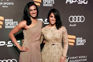 ఇద్దరూ ఇద్దరే: సంపాదనలో సింధు, ఫాలోవర్స్‌లో సైనా నెహ్వాల్