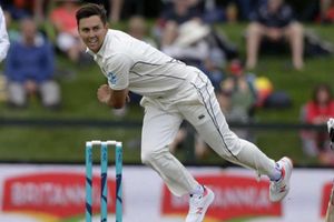 15 బంతుల్లో 6 వికట్లు పడగొట్టిన కివీస్ బౌలర్(వీడియో)