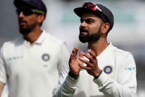 మిచెల్ స్టార్క్ ఔట్: పాటలు పాడుతూ.. స్టెప్‌లు వేసిన కోహ్లీ (వీడియో)