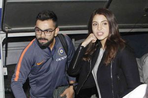 బౌలర్ల కోసం విమాన టిక్కెట్లను త్యాగం చేసిన విరుష్కా జోడి