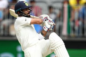 పెర్త్‌లో రెండో టెస్టు: స్టార్క్ బౌలింగ్‌లో పుజారా ఔట్, కోహ్లీ హాఫ్ సెంచరీ