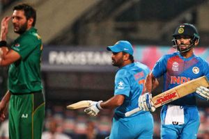 కోహ్లీ.. ధోనీని అనుసరించాలి: అఫ్రీది