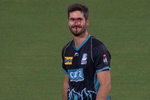 బీబీఎల్: క్యాచ్ మిస్ చేశాడు... ముఖం పగలగొట్టుకున్నాడు (వీడియో)