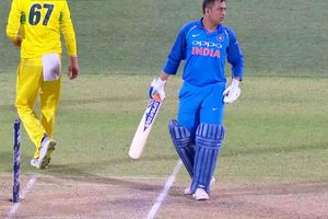 రెండో వన్డేలో ధోని ఇల్లీగల్ రన్: సోషల్ మీడియాలో వీడియో వైరల్