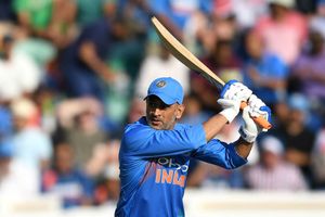 ధోని @10000: భారత్ తరుపున ఐదో ఆటగాడిగా అరుదైన ఘనత