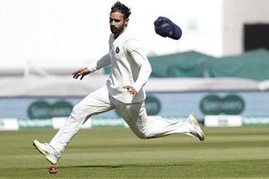 క్యాచ్ వదిలేసిన బాధలో మైదానాన్ని వీడిన విహారీ(వీడియో)