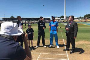 3rd ODI: న్యూజిలాండ్ బ్యాటింగ్, ధోనికి విశ్రాంతి, తుది జట్టులోకి పాండ్యా