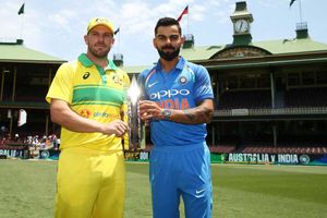 సిడ్నీలో తొలి వన్డే: ఆసీస్ బ్యాటింగ్, జట్టులోకి జడేజా, దినేశ్ కార్తీక్