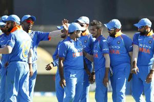 3rd ODIలో మెరిసిన షమీ, పాండ్యా: టీమిండియా విజయ లక్ష్యం 244