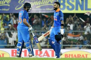 200వ వన్డేలో భారత్ ఓటమి: కోహ్లీ సెంచరీ చేస్తే, నిరాశపరిచిన రోహిత్