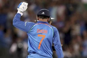 No.4లో ధోని ఎందుకు ఆడాలంటే!: వెల్లడించిన సురేశ్ రైనా