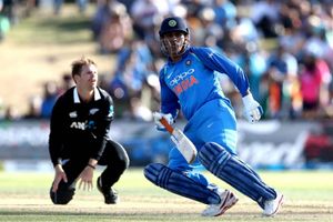 2nd ODI: చివర్లో ధోని మెరుపులు, కివీస్ విజయ లక్ష్యం 325