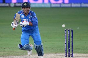 అసలేం జరిగింది?: గాయం కారణంగా మూడో వన్డేకి ధోని దూరం!