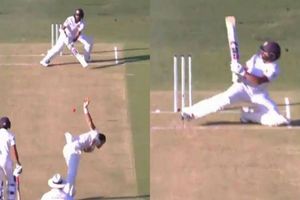 Spectacular scoop!: స్టార్క్ బౌలింగ్‌లో డిక్వెల్లా స్కూప్ షాట్ (వీడియో)