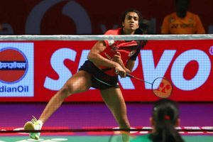 సైనాపై సింధు విజయం: హైదరాబాద్ చేతిలో నార్త్‌ ఈస్టర్న్‌ ఓటమి