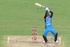 అచ్చం ధోనిలాగే హెలికాప్టర్ షాట్‌ బాదాడు (వీడియో)