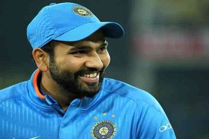 తొలి వన్డేలో ఆసక్తికర సన్నివేశం: పగలబడి నవ్విన రోహిత్ శర్మ (వీడియో)