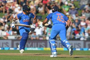 2nd ODI: రోహిత్, ధావన్ హాఫ్ సెంచరీలు.. భారీ స్కోరు దిశగా భారత్