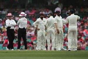 సిడ్నీలో బ్యాడ్ లైట్: స్టేడియంలో చిరుజల్లులు, మ్యాచ్‌ను నిలిపివేసిన అంఫైర్లు