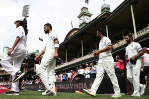 నల్ల రిబ్బన్లు ధరించి బరిలోకి దిగిన టీమిండియా.. ఎందుకంటే..!!