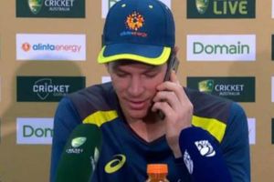 నవ్వులు: ప్రెస్ కాన్ఫరెన్స్ మధ్యలో జర్నలిస్ట్ ఫోన్‌ మాట్లాడిన టిమ్ పైన్