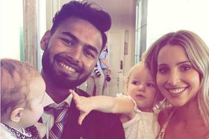 టిమ్ పైన్ పిల్లలను ఆడించిన రిషబ్ పంత్: సోషల్ మీడియాలో ఫోటోలు వైరల్