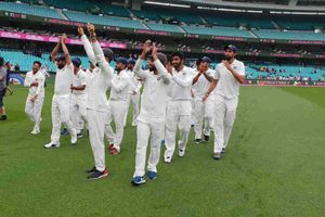 భారత ఆర్మీతో కలిసి నాగిని డ్యాన్స్ చేసిన విరాట్ కోహ్లీ (వీడియో)