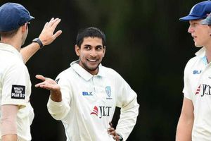 ఔట్ ఇలాగ కూడా అవుతారా?: బౌలర్‌కి క్యాచ్ ఇచ్చి ఔటైన బ్యాట్స్‌మన్ (వీడియో)