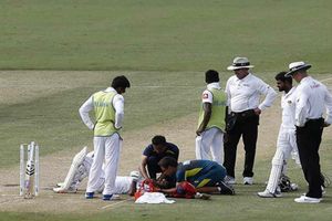 బౌన్సర్‌ దెబ్బకు మైదానంలో కుప్పకూలిన క్రికెటర్ (వీడియో)