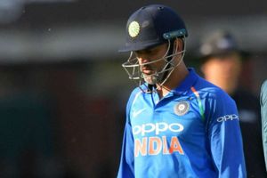 తొలి టీ20లో భారత్ ఓటమి: ధోని అతి విశ్వాసమే కొంప ముంచిందా?