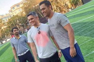 ఛారిటీ పుట్‌బాల్ మ్యాచ్‌: ధోనిని చూసేందుకు ఎగబడ్డ అభిమానులు (వీడియో)