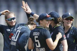 1st ODI: తడబడిన టీమిండియా... ఇంగ్లాండ్ విజయ లక్ష్యం 203