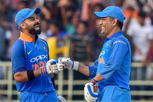 'ధోని అనుభవమే కోహ్లీ అతడిని ఆడించేలా చేస్తుంది'