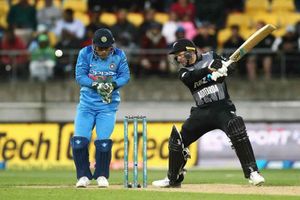 1st T20I: కసిగా ఆడుతున్నారు, 10 ఓవర్లకు న్యూజిలాండ్ 97/1