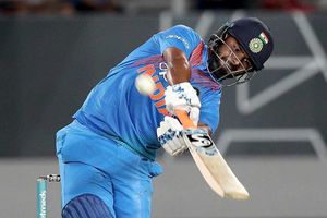 ధోని సలహా వల్లే రిషబ్ పంత్ షాట్ల ఎంపికలో తేడా: భజ్జీ