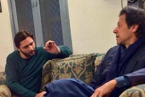 ఇమ్రాన్ ఖాన్ ను సమర్ధించిన పాక్ క్రికెటర్