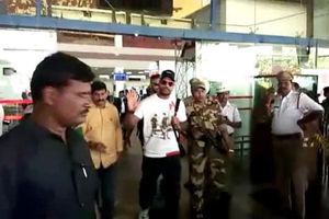 విశాఖకు చేరుకున్న టీమిండియా: ఘన స్వాగతం పలికిన అభిమానులు