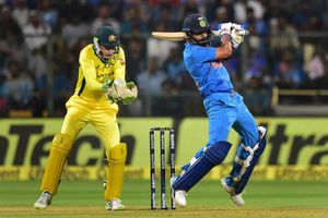 రెండో టీ20లో భారత్ ఓటమి: సిక్సులతో సహా కోహ్లీ నమోదు చేసిన రికార్డులివే