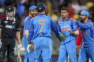 WATCH: చాహల్‌ని చూసి పారిపోయిన ధోని (వీడియో)