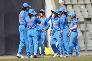 తొలి వన్డేలో భారత్ విజయం: ఏక్తా బిస్త్ స్పిన్‌కు ఇంగ్లాండ్ విలవిల