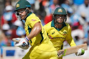 పదో ఇన్నింగ్‌కి ఫామ్‌లోకి వచ్చాడు: హాఫ్ సెంచరీలతో మెరిసిన ఫించ్, ఖవాజా