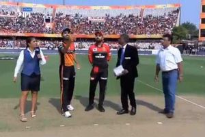 ఉప్పల్‌లో SRH vs RCB: కెప్టెన్‌గా భువీ, టాస్ గెలిచిన ఆర్సీబీ