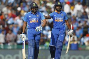 మొహాలిలో 4th ODI: ధావన్ సెంచరీ, ఆసీస్ విజయ లక్ష్యం 359