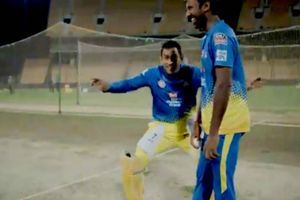 గద్దలా ఎగిరిపోయాడు: అభిమానిని ఆట పట్టించిన ధోని (వీడియో)