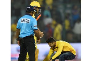 కోట్లాలో సెక్యూరిటీ సిబ్బందిని దాటుకుని ధోని కాళ్లు మొక్కాడు (వీడియో)