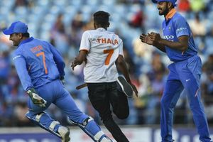 అభిమానిని ధోని పరిగెత్తించడంపై కామెంట్రీ బాక్సులో గవాస్కర్ సరదా వ్యాఖ్యలు