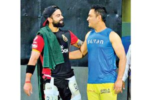 తొలి మ్యాచ్‌లో గెలిచేదెవరు?: చిదంబరం స్టేడియంలో ధోనితో ఆప్యాయంగా కోహ్లీ