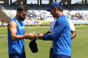 లెప్ట్‌నెంట్ హోదాలో ధోని చేతుల మీదగా స్పెషల్ క్యాప్‌లతో కోహ్లీసేన (వీడియో)