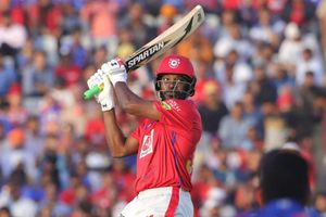 300: అత్యధిక సిక్సర్లు కొట్టిన క్రిస్‌ గేల్‌ మరో రికార్డు